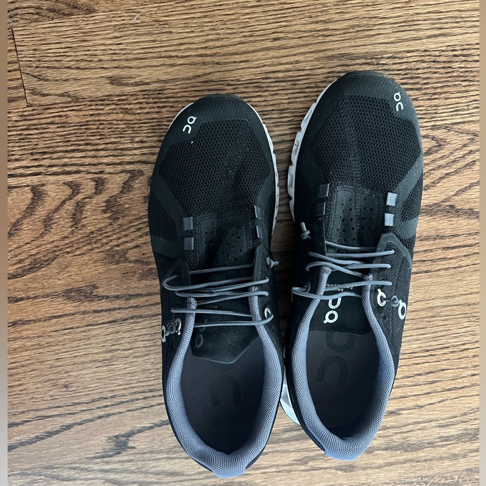 Women’s black on cloud worn once sneakers size 8